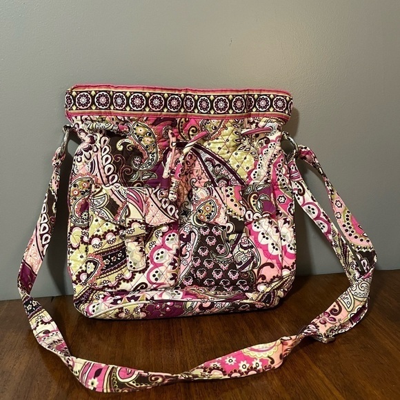 Vera Bradley medium crossbody, drawstring purse. - Picture 4 of 10